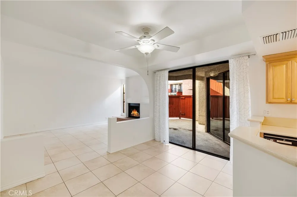 7211 Cozycroft #19 Winnetka, CA 91306