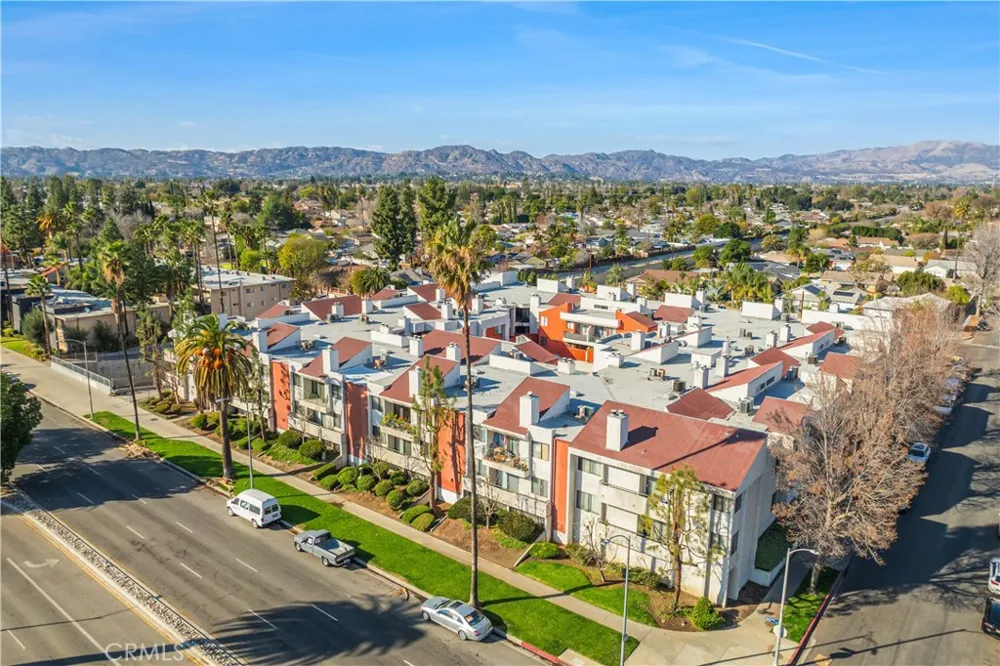 7211 Cozycroft #19 Winnetka, CA 91306