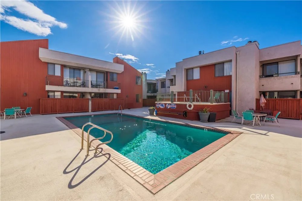 7211 Cozycroft #19 Winnetka, CA 91306