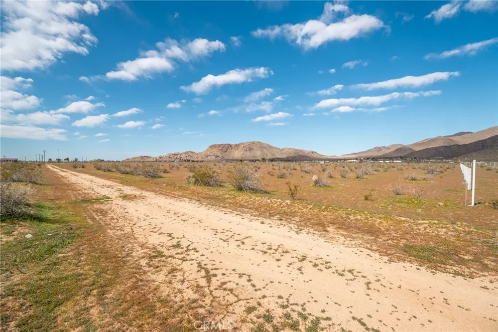1 Las Piedras Apple Valley, CA 92308