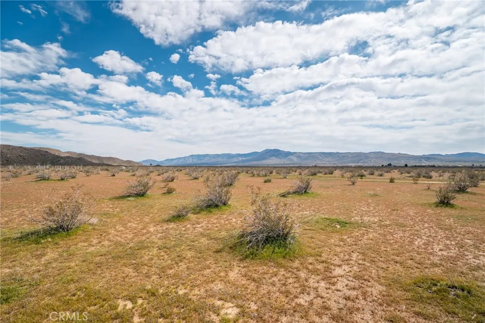 1 Las Piedras Apple Valley, CA 92308