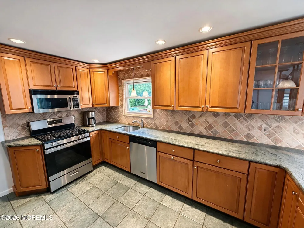 7 Carole Drive Oakhurst, NJ 07755