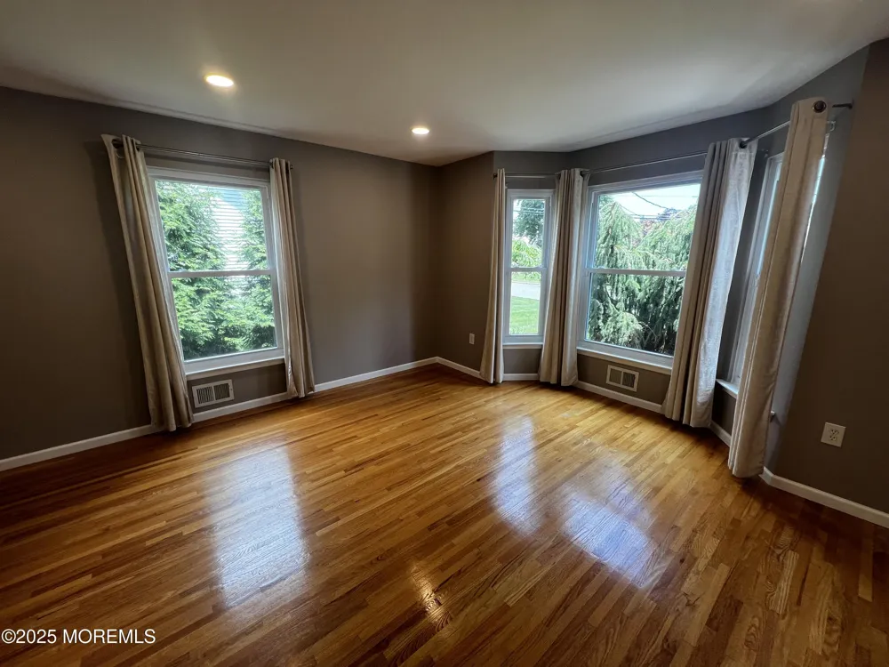 1624 Melville Street Oakhurst, NJ 07755