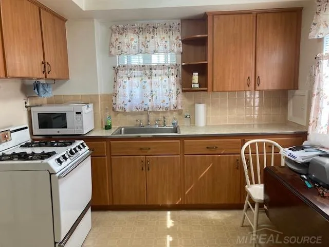 8641 Harding Street Center Line City, MI 48015