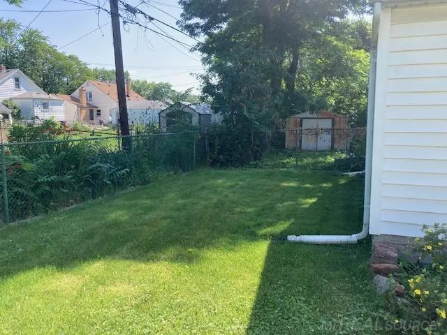 8641 Harding Street Center Line City, MI 48015