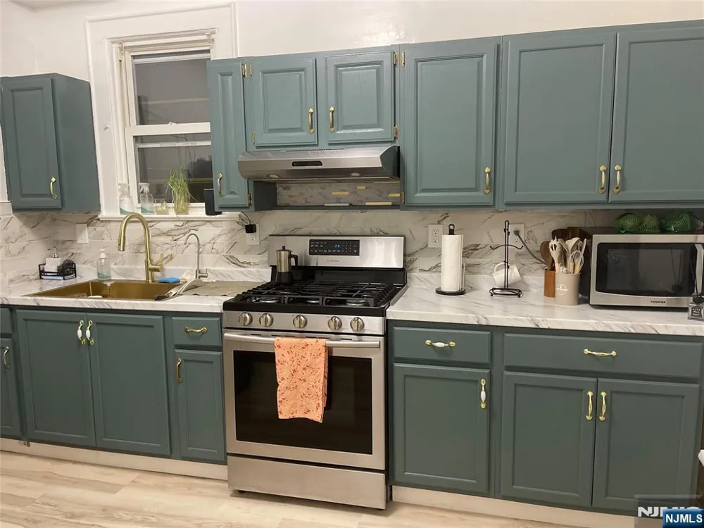16 Hazel Place Irvington, NJ 07111
