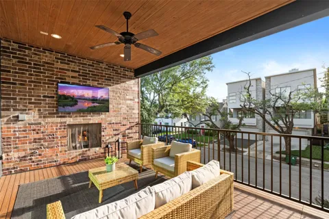 2621 Greenbriar Drive