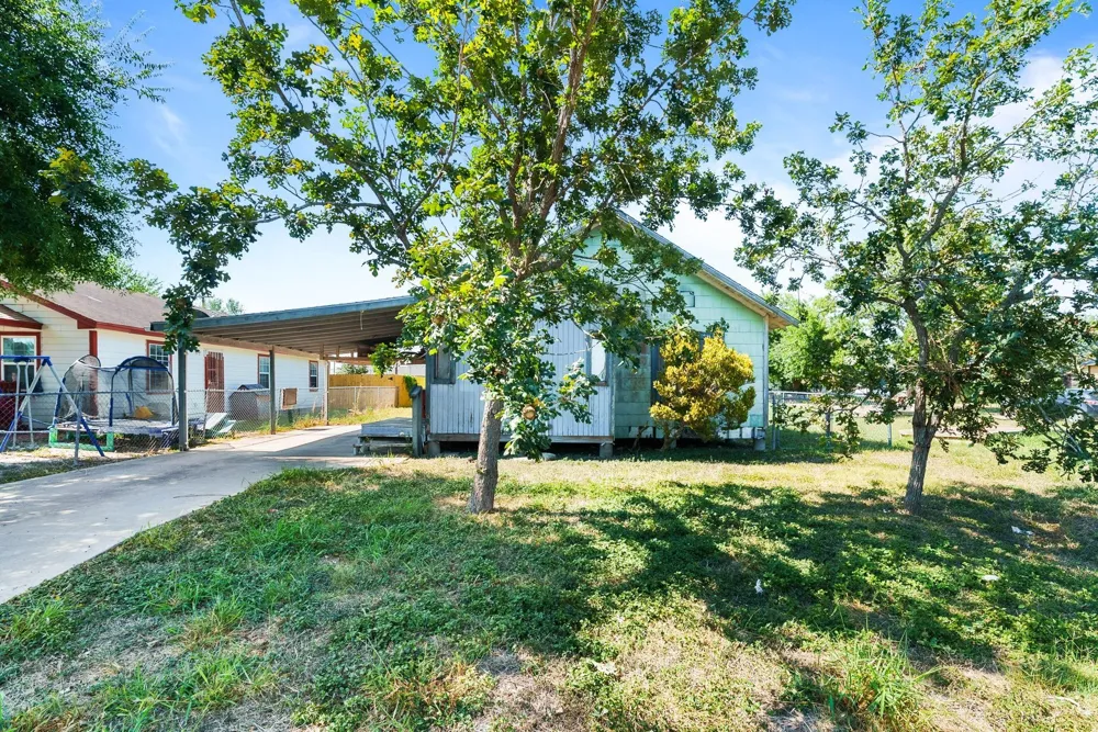 212 E Avenue B Robstown, TX 78380
