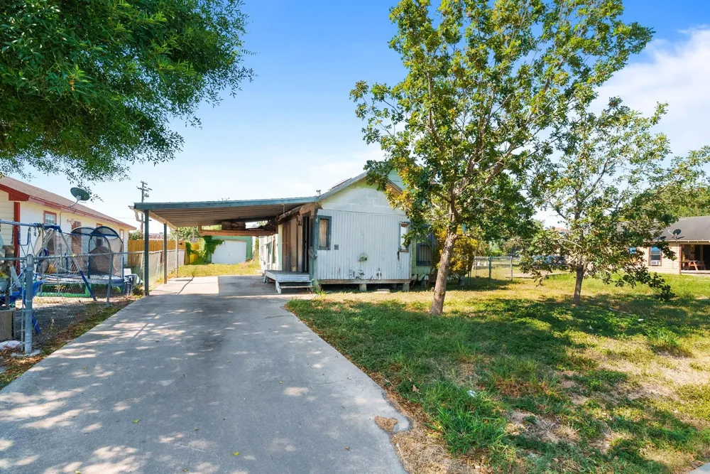 212 E Avenue B Robstown, TX 78380