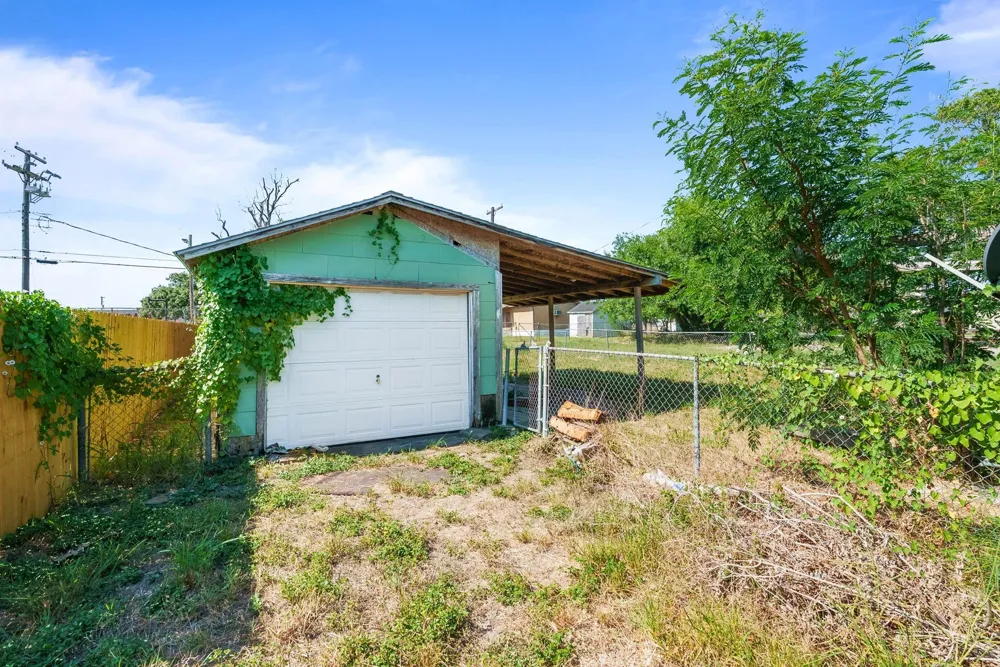 212 E Avenue B Robstown, TX 78380