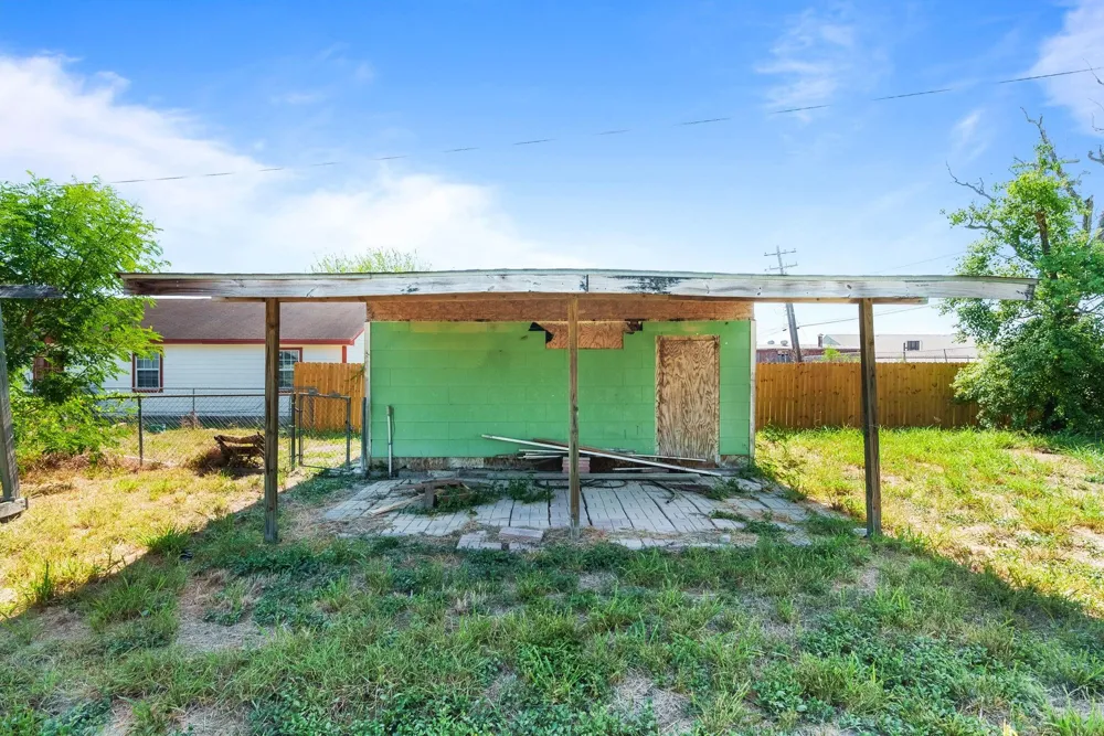 212 E Avenue B Robstown, TX 78380