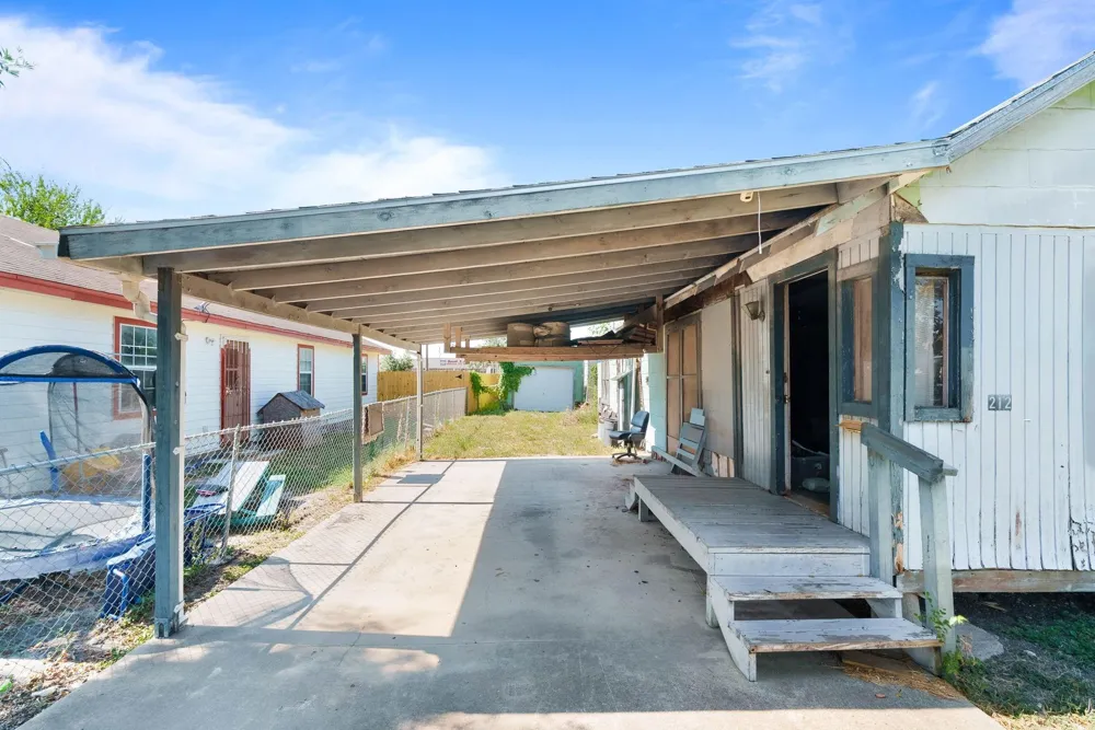 212 E Avenue B Robstown, TX 78380
