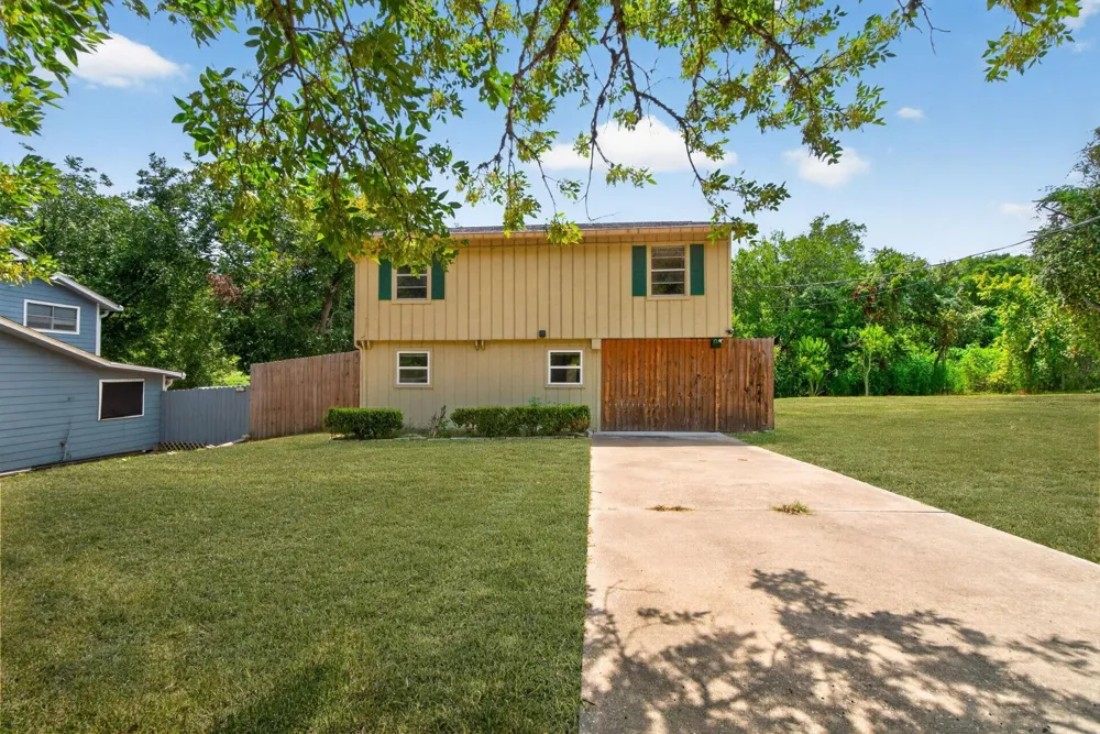 190 White Oak Circle Point Blank, TX 77364