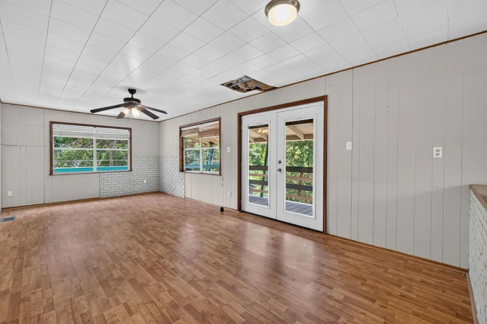 190 White Oak Circle Point Blank, TX 77364
