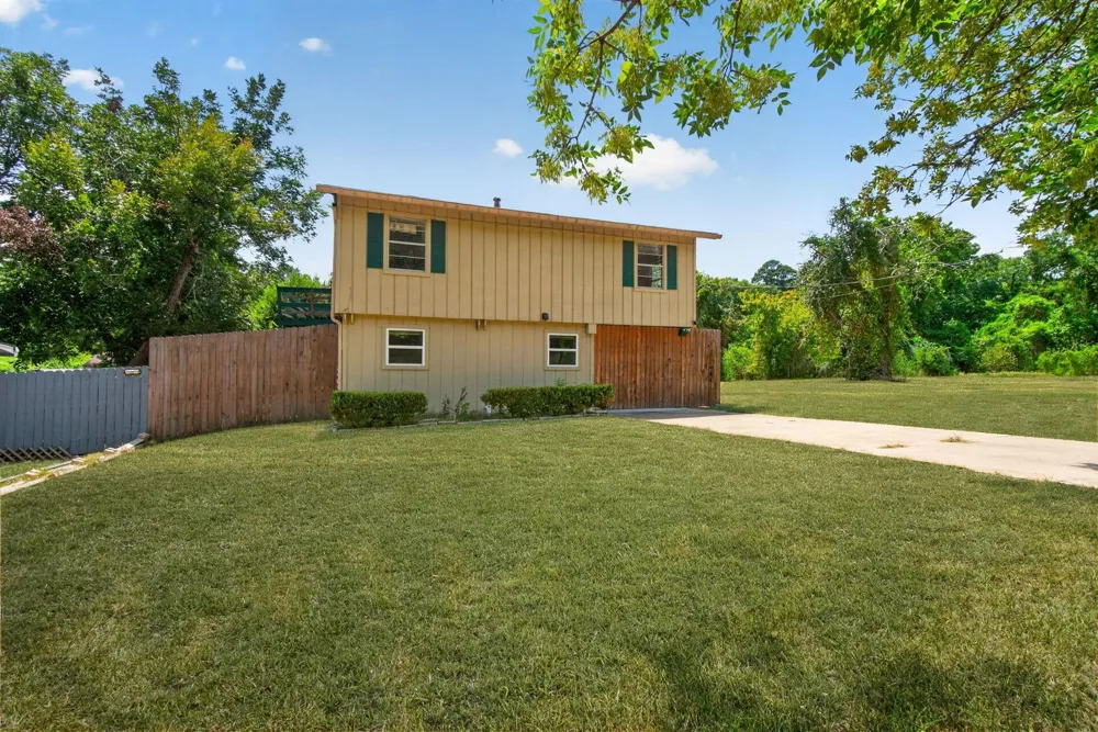 190 White Oak Circle Point Blank, TX 77364