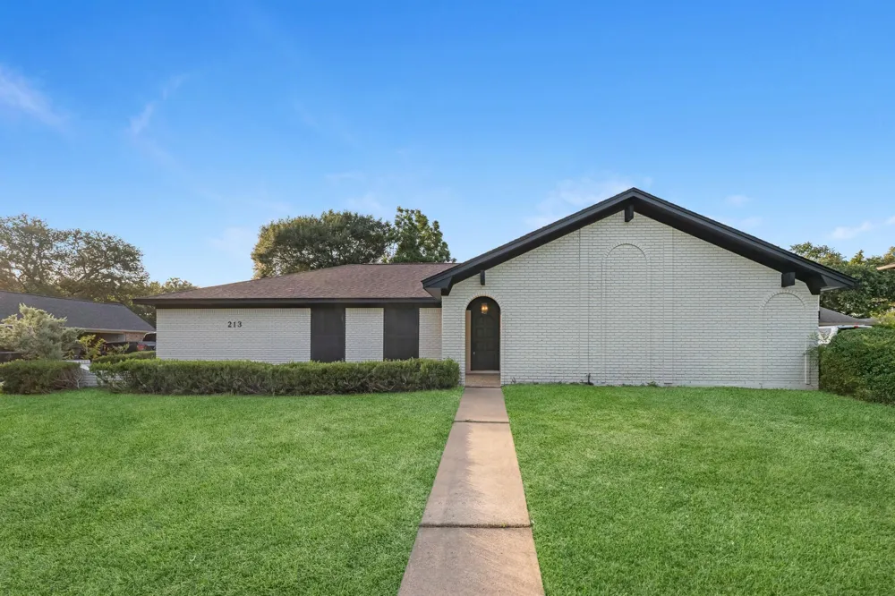 213 Westview Drive Sealy, TX 77474