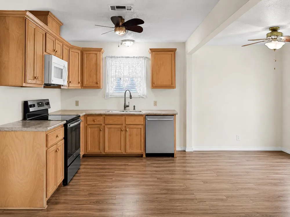 1438 W Palm Drive Winnie, TX 77665