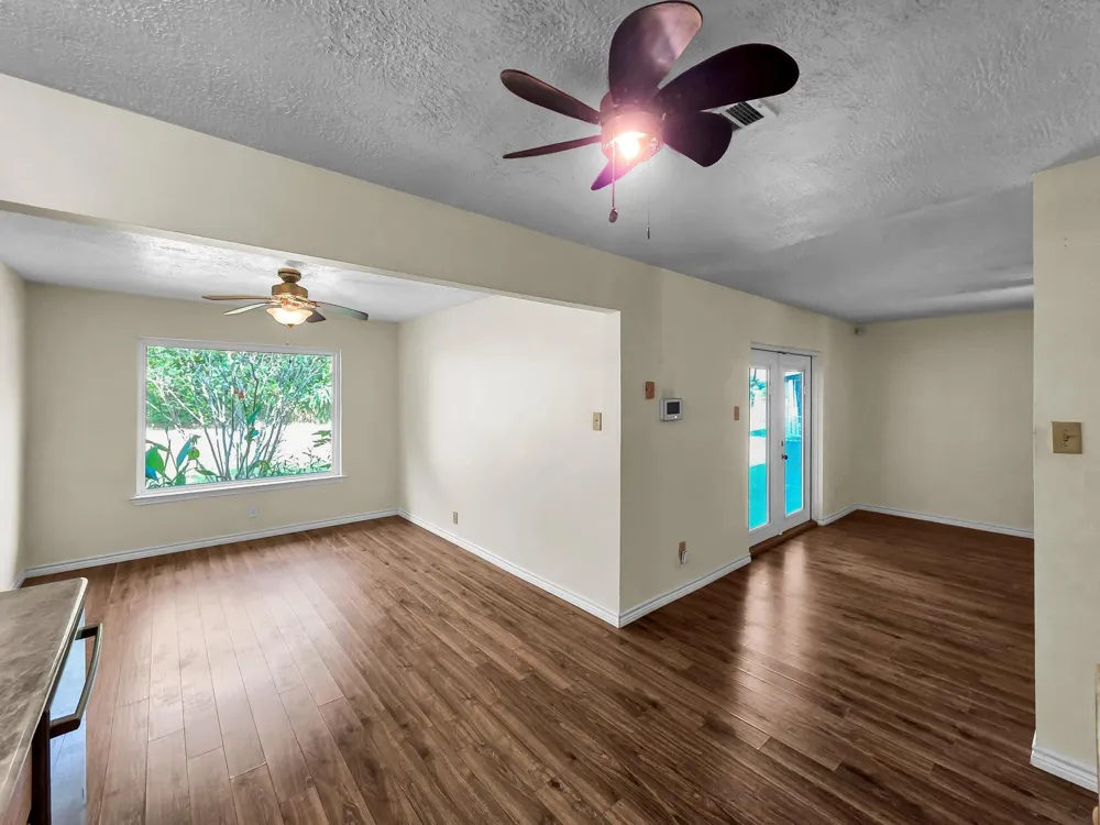 1438 W Palm Drive Winnie, TX 77665