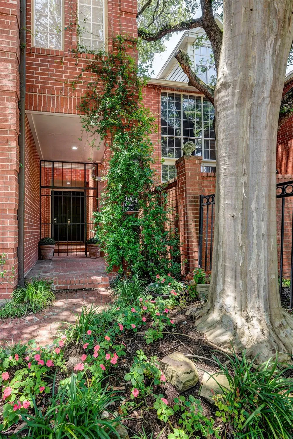 4904 Yoakum Boulevard Houston, TX 77006
