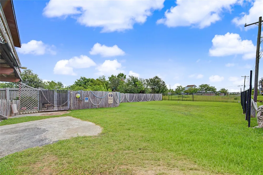 1019 Sunset Drive San Leon, TX 77539