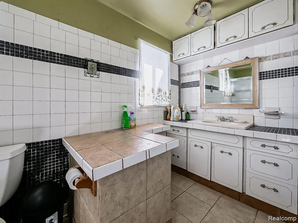 8320 Nightingale Street Dearborn Heights City, MI 48127
