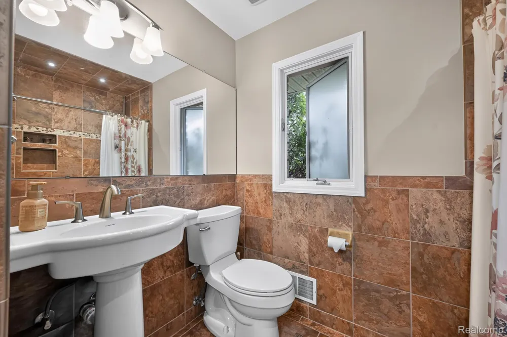 8700 30 Mile Road Washington Township, MI 48095