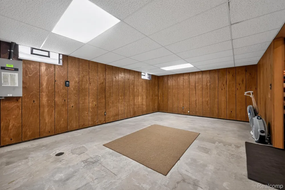 8700 30 Mile Road Washington Township, MI 48095