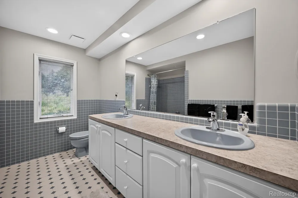 8700 30 Mile Road Washington Township, MI 48095
