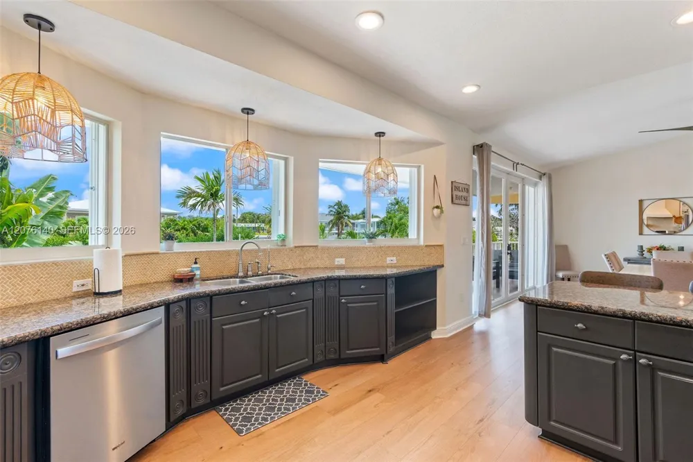 984 Shaw Dr Key Largo, FL 33037