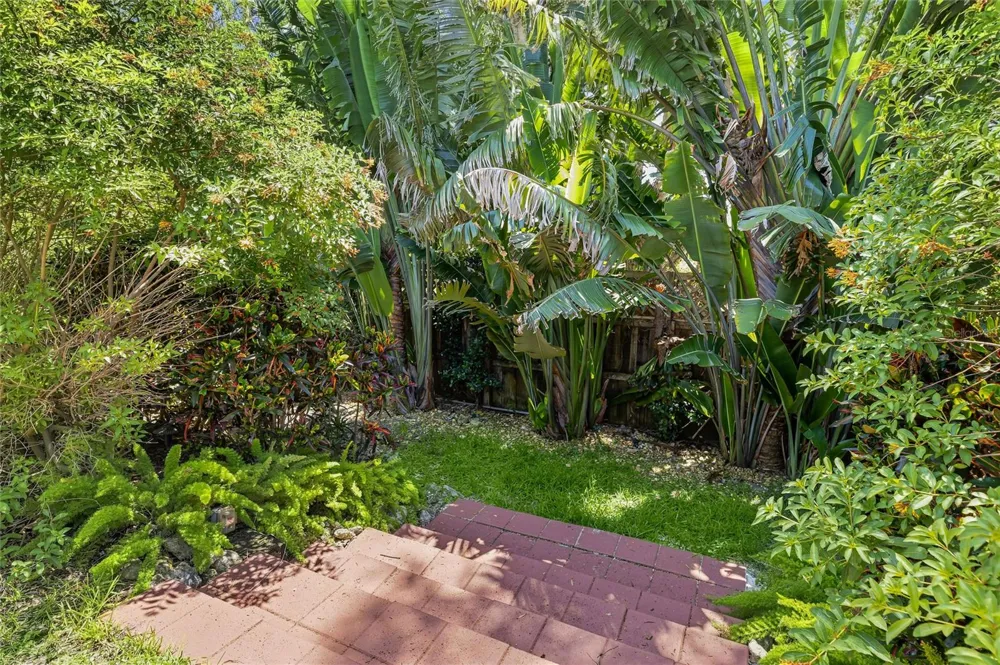 2560 SUNNYSIDE STREET Sarasota, FL 34239