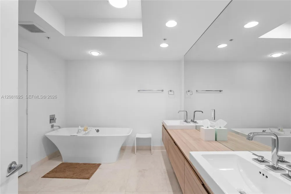 17111 Biscayne Blvd #402 North Miami Beach, FL 33160