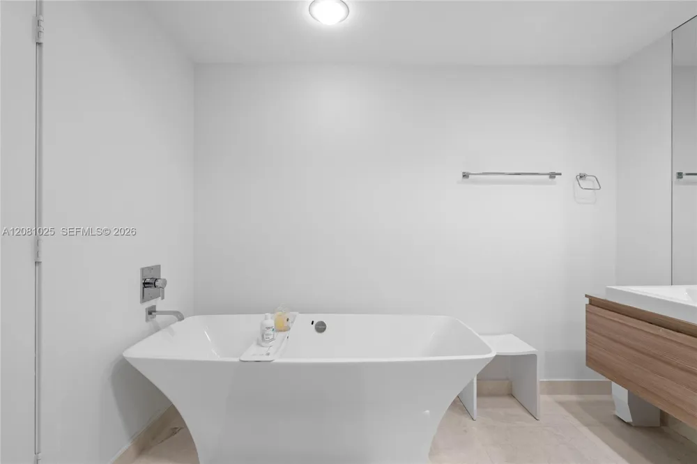 17111 Biscayne Blvd #402 North Miami Beach, FL 33160