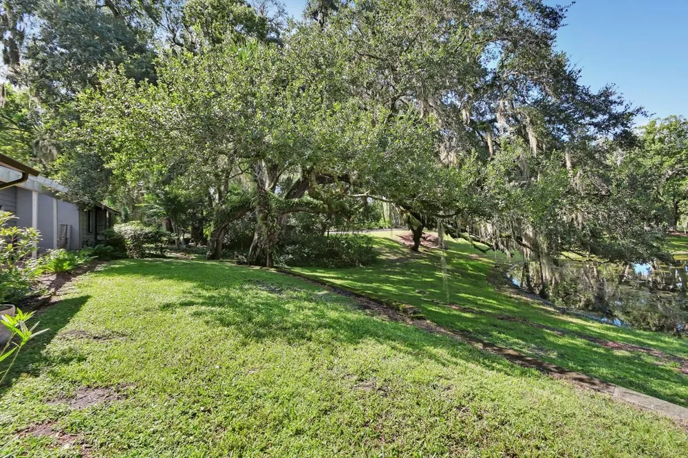 904 VILLAGE GREEN ROAD #3 Deland, FL 32720