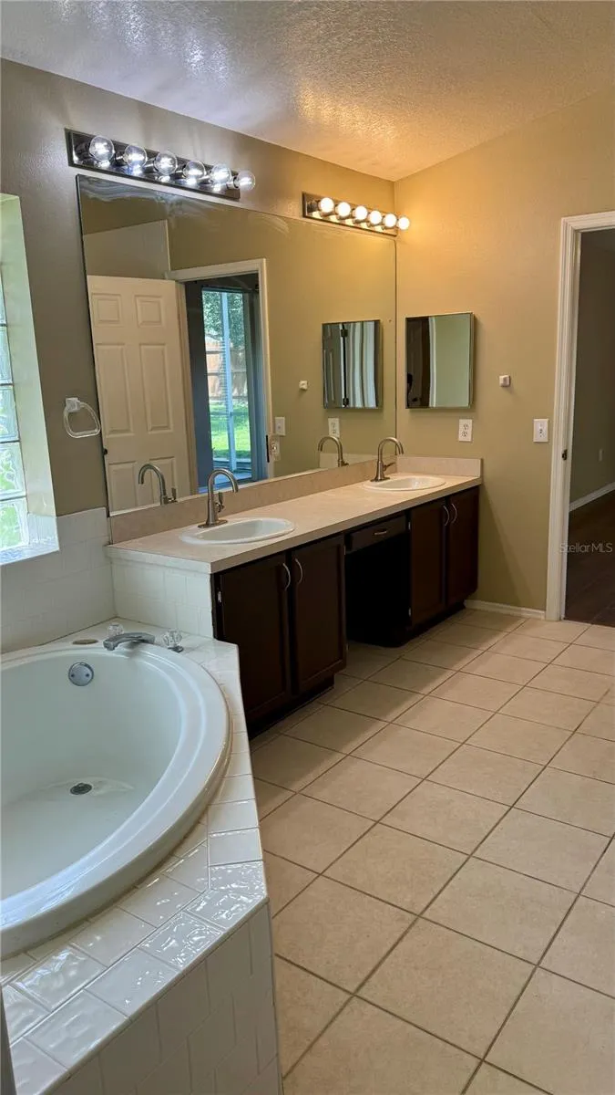 9917 COLONNADE DRIVE Tampa, FL 33647