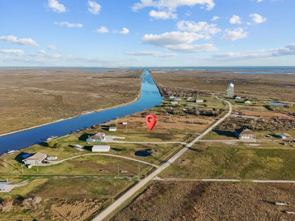 9850 S Redfish Drive Hitchcock, TX 77563