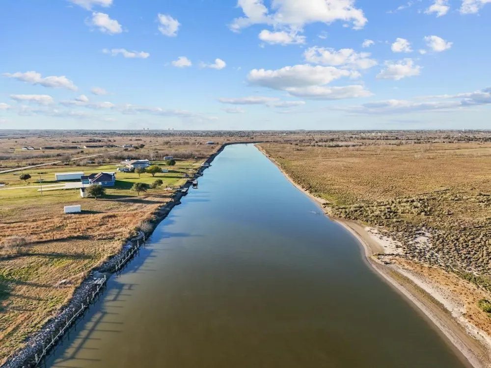 9850 S Redfish Drive Hitchcock, TX 77563