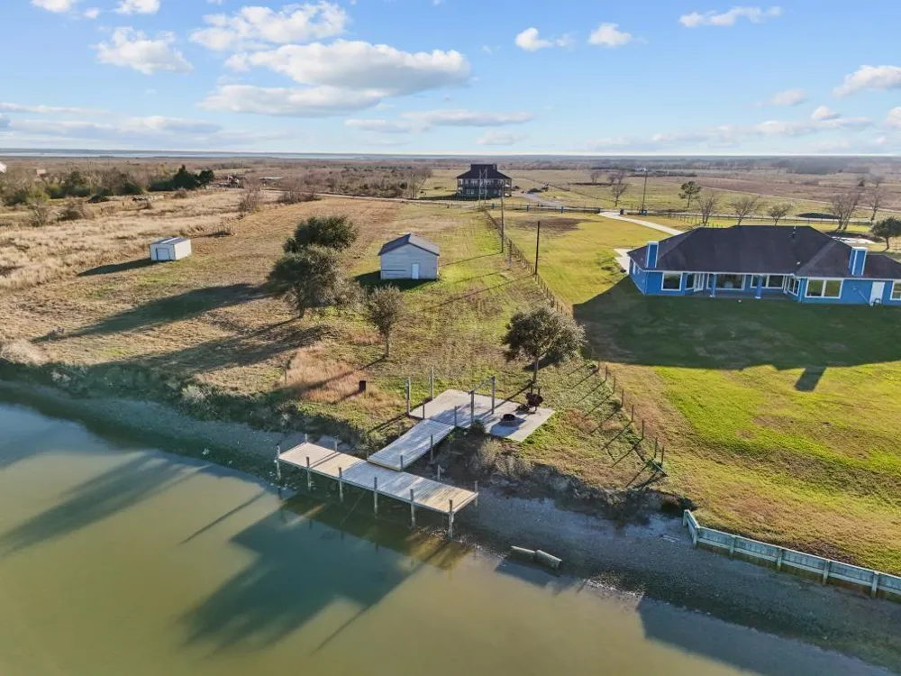 9850 S Redfish Drive Hitchcock, TX 77563