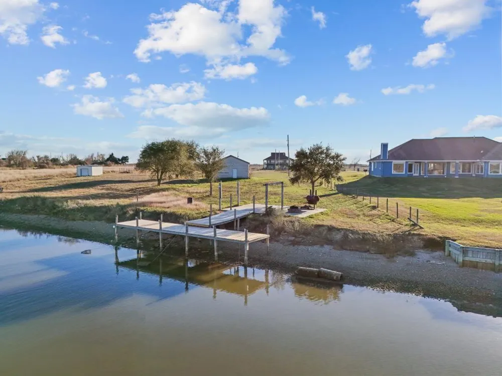 9850 S Redfish Drive Hitchcock, TX 77563