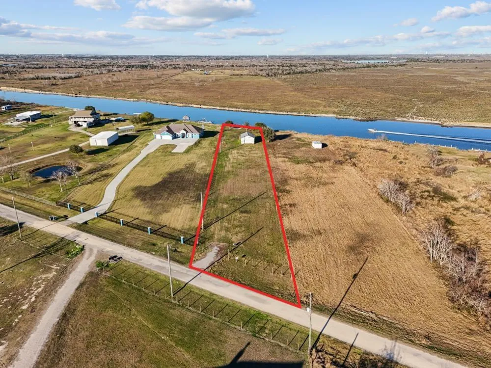 9850 S Redfish Drive Hitchcock, TX 77563