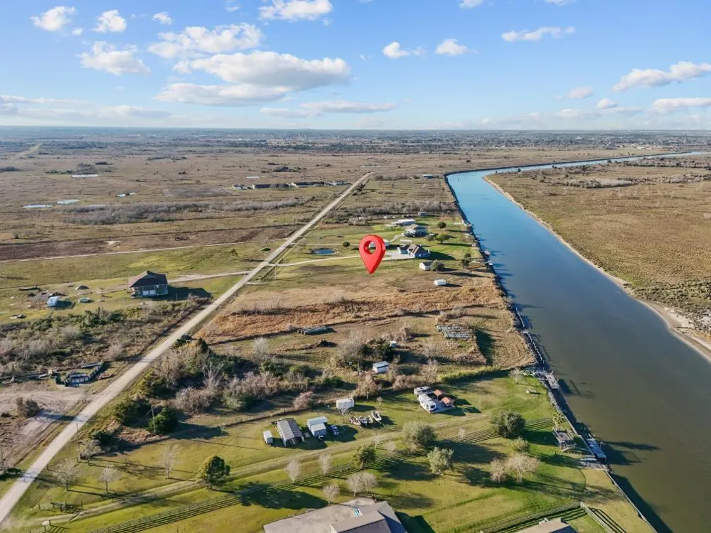 9850 S Redfish Drive Hitchcock, TX 77563