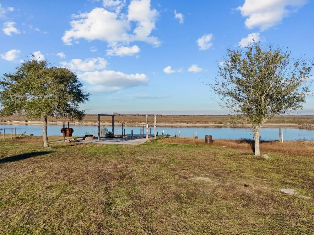 9850 S Redfish Drive Hitchcock, TX 77563