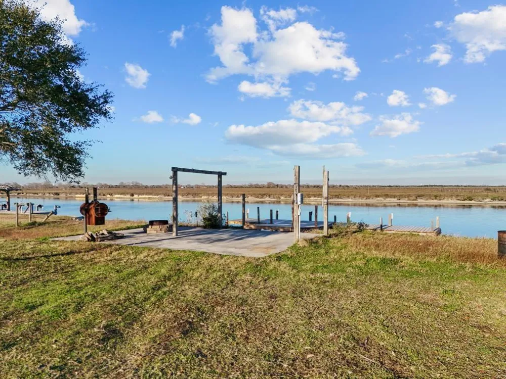 9850 S Redfish Drive Hitchcock, TX 77563