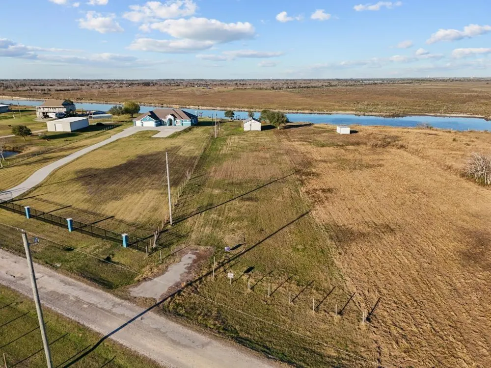 9850 S Redfish Drive Hitchcock, TX 77563