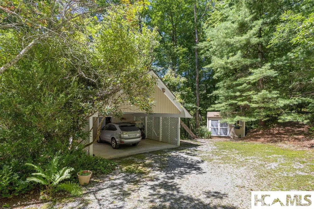 409 Crescent Moon Lane Cashiers, NC 28717