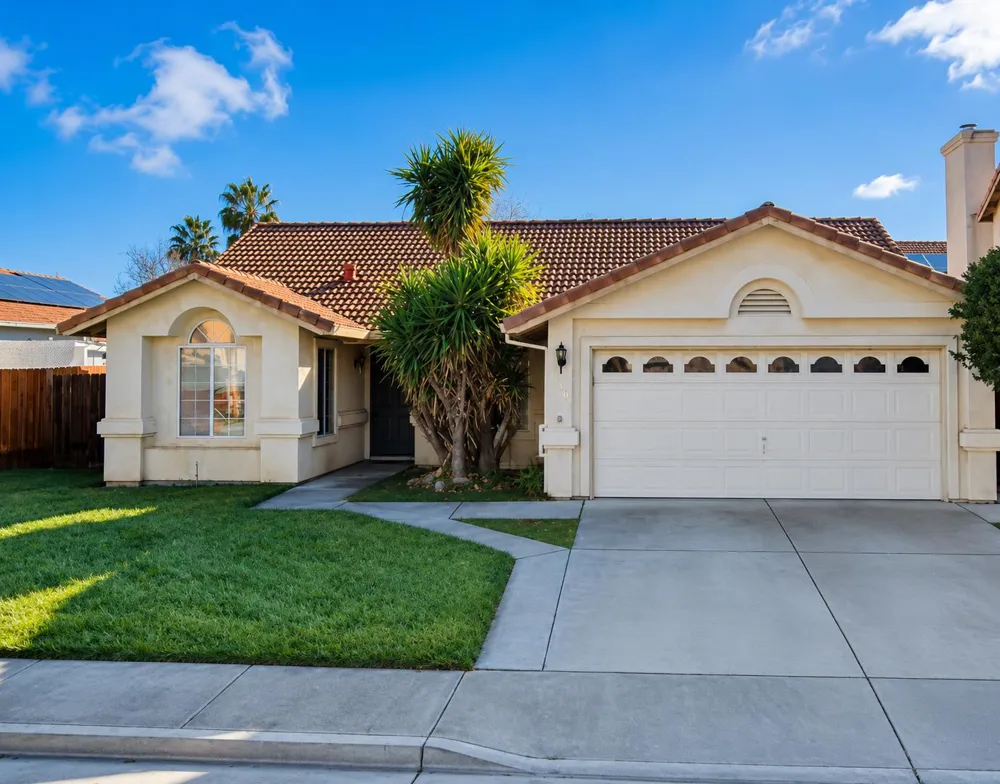 320 Rosalie Court E Los Banos, CA 93535