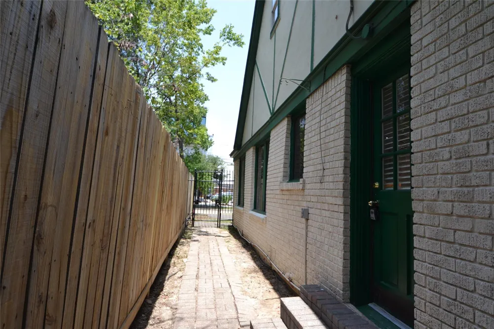 2135 Bissonnet Street Houston, TX 77005