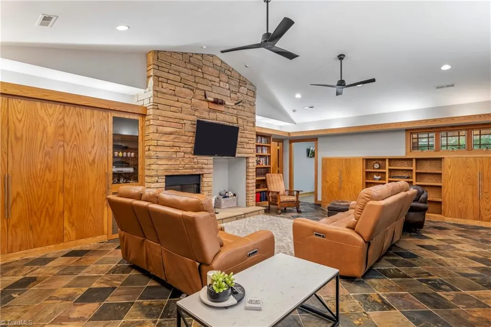 381 Hunters Point Lexington, NC 27295