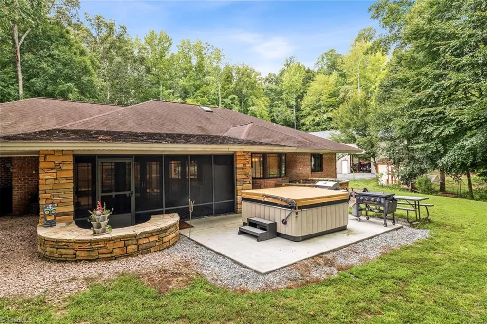 381 Hunters Point Lexington, NC 27295