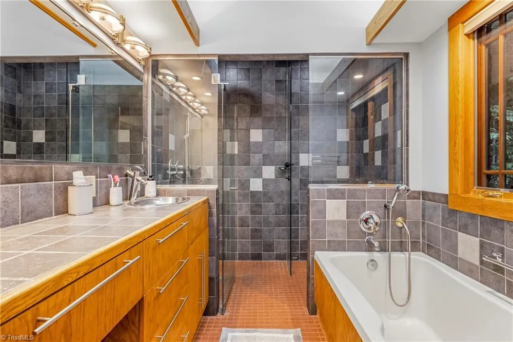 381 Hunters Point Lexington, NC 27295