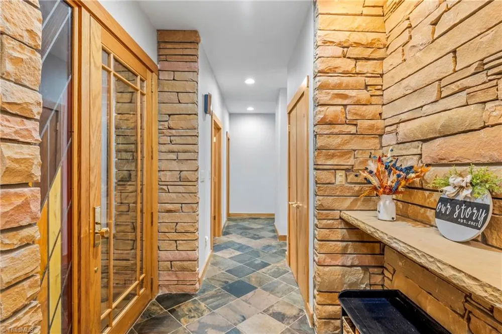 381 Hunters Point Lexington, NC 27295